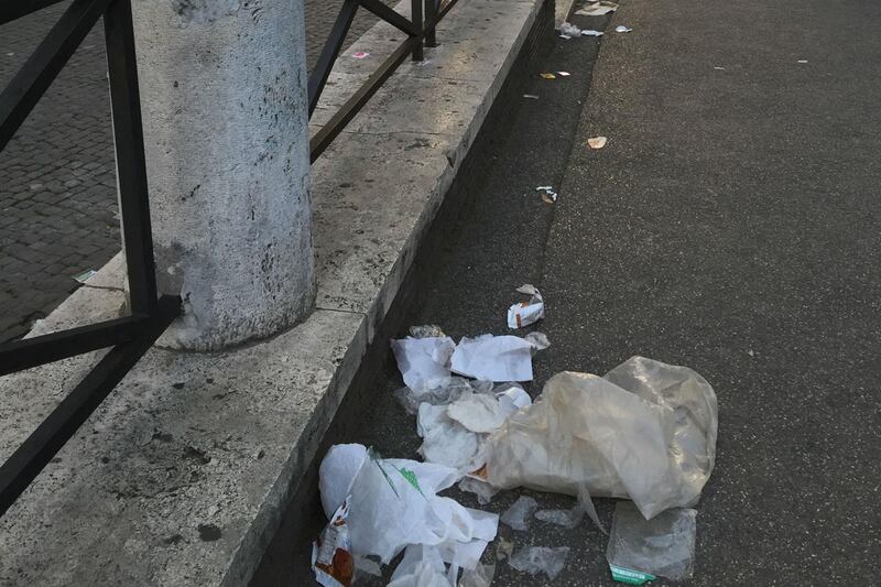 Il Colosseo della vergogna: turisti tra rifiuti ed escrementi 1