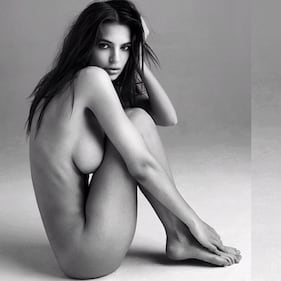 Emily Ratajkowski nuda e sexy su un cavallo: foto 38