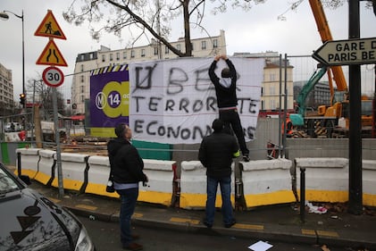 Guerriglia a Parigi contro Uber 1