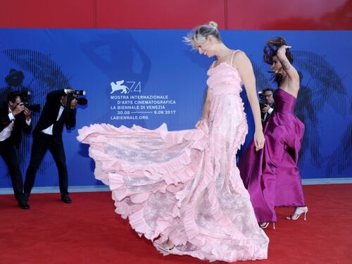 Isabeli Fontana sul red carpet di Venezia