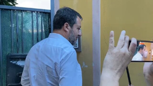L'abbraccio di Gemonio tra Salvini e Bossi ."Non c'è mai stata una guerra tra noi"