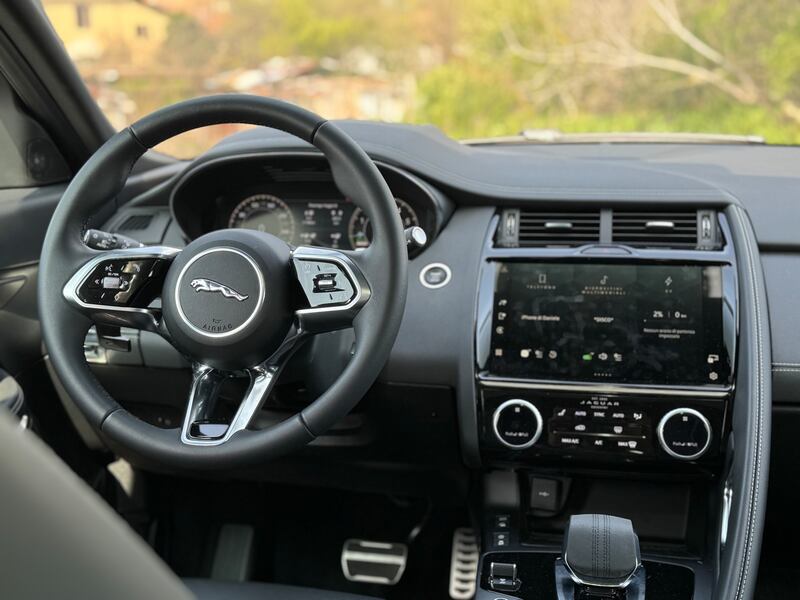 Jaguar E-Pace P300e PHEV: guarda la gallery del SUV premium plug-in 11