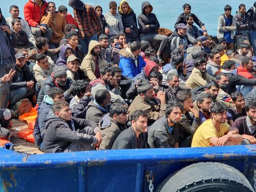"Azzereremo la protezione speciale". La stretta del governo sui migranti