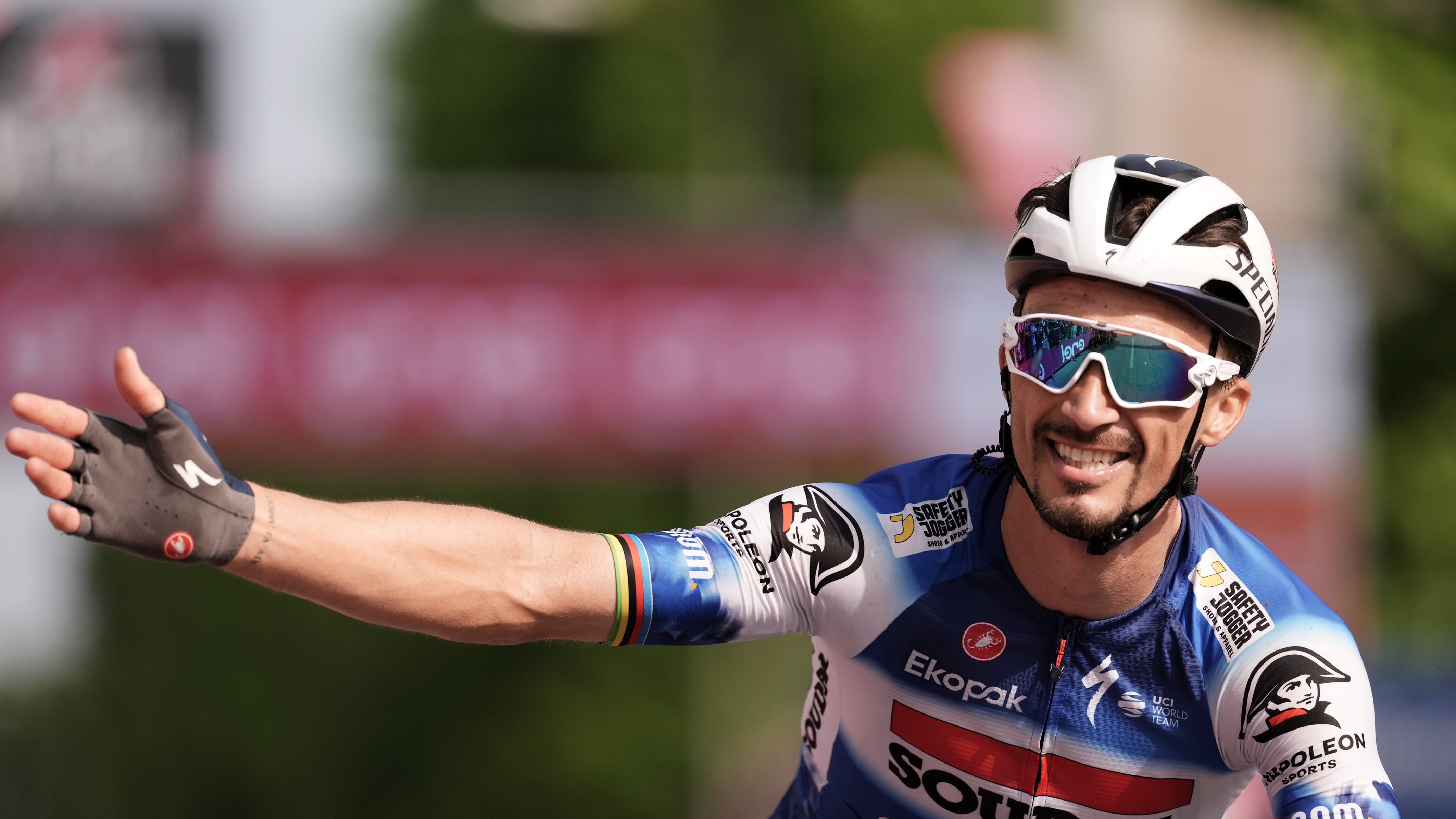 Giro, tappa capolavoro di Alaphilippe: il francese vince a braccia alzate a Fano