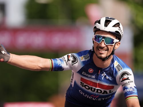 Giro, tappa capolavoro di Alaphilippe: il francese vince a braccia alzate a Fano
