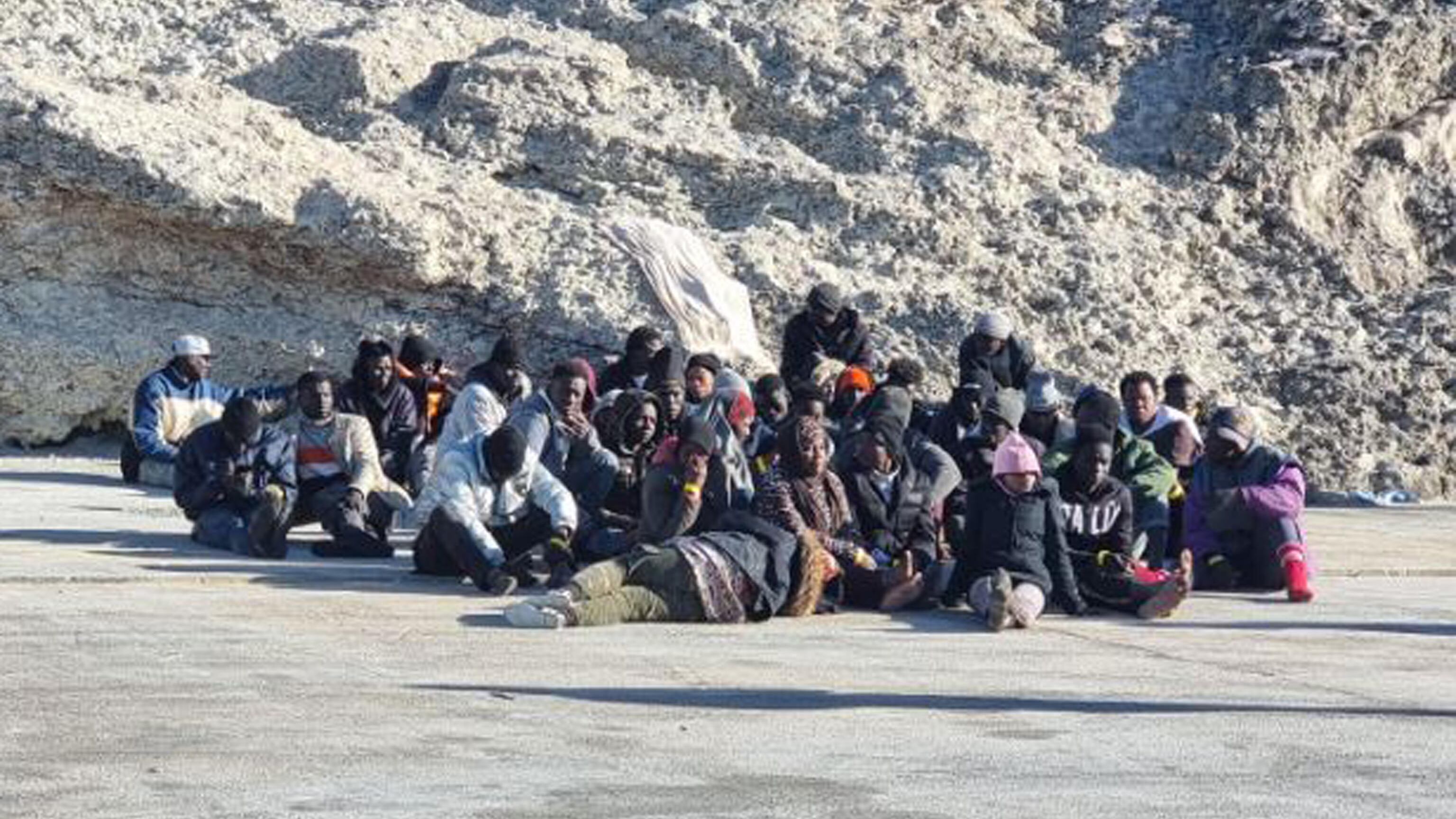 L'intervento in acque Sar maltesi poi l'ong porta i 300 clandestini in Italia