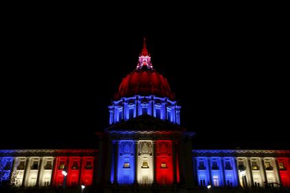 In tutto il mondo la solidarietà per Parigi si tinge del tricolore francese 8