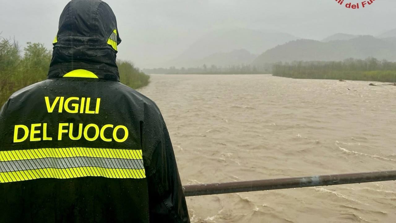 Maltempo, anziano muore intrappolato dall'acqua. Allerta rossa in Piemonte: fiumi in piena
