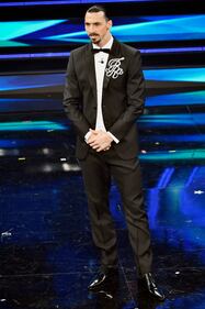 Ibrahimovic sul palco di Sanremo con la giacca col suo logo 5