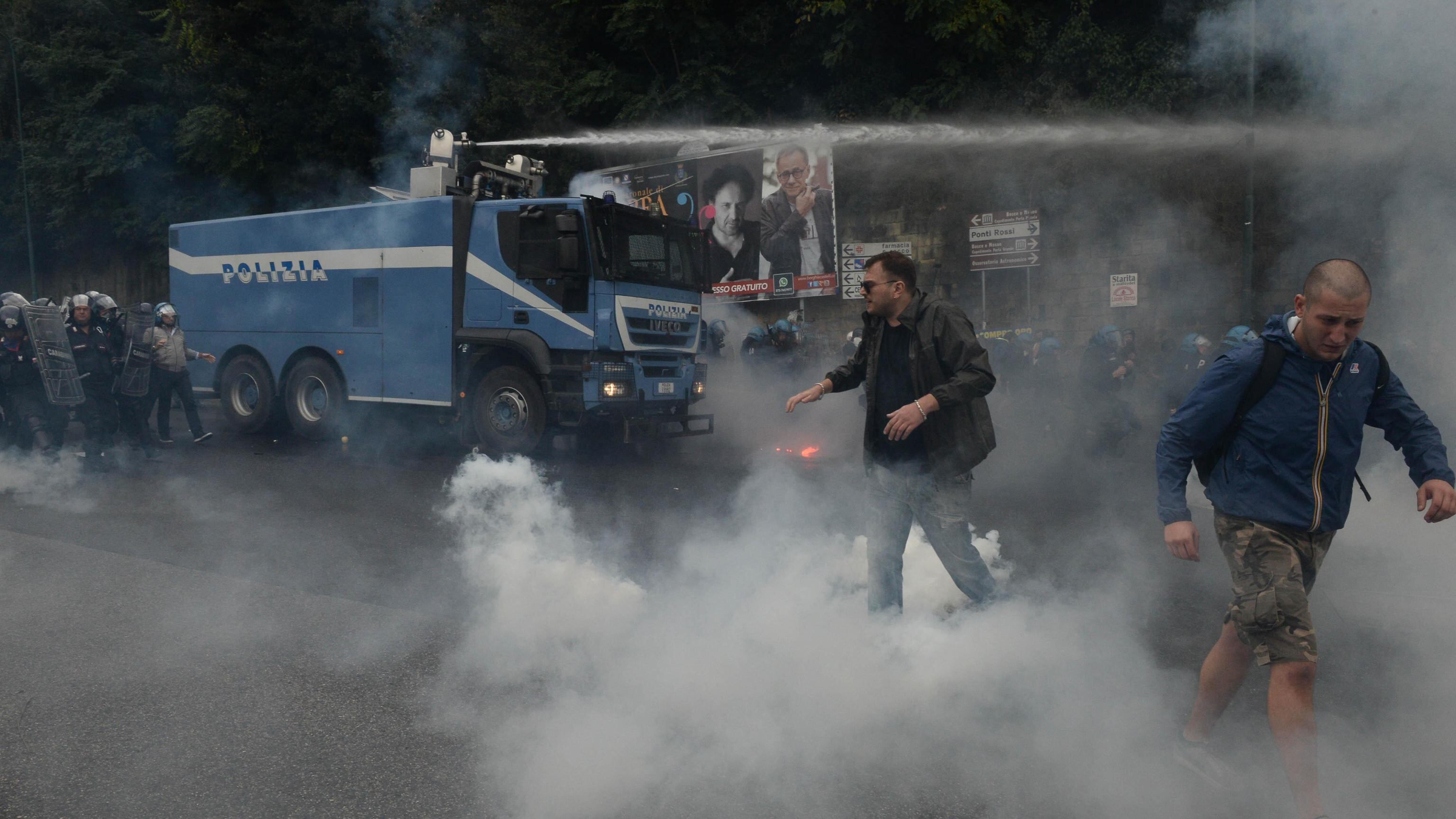 Napoli, scontri tra polizia e manifestanti anti Bce