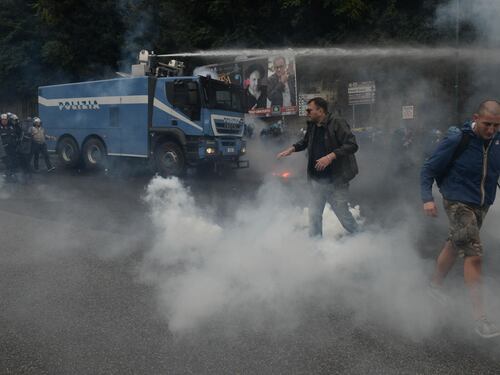 Napoli, scontri tra polizia e manifestanti anti Bce