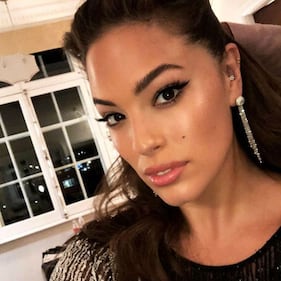 Ashley Graham sexy con gli occhiali 3