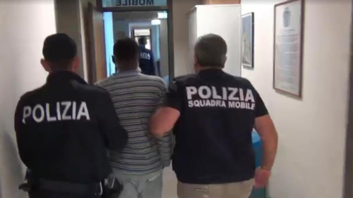 Parma, pusher nigeriano clandestino attacca agenti: pronta espulsione