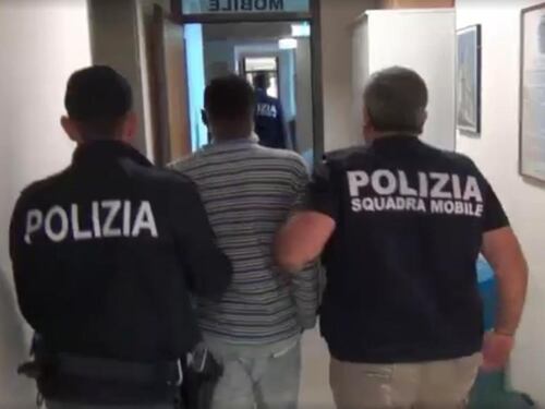 Parma, pusher nigeriano clandestino attacca agenti: pronta espulsione
