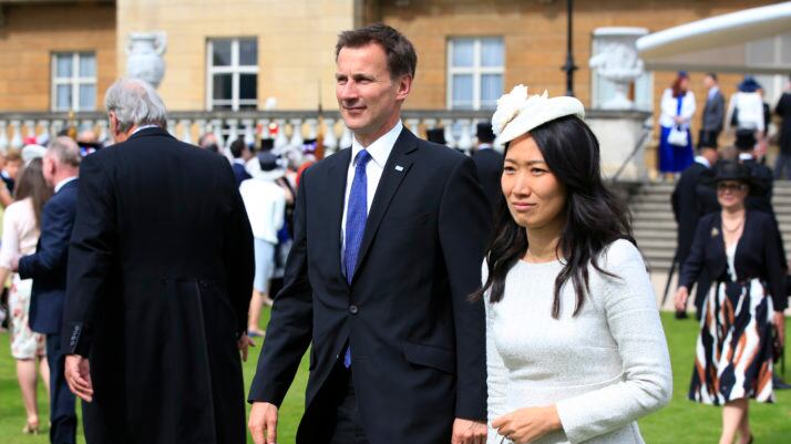 Uk, Jeremy Hunt debutta in Cina ma sbaglia la nazionalità della moglie
