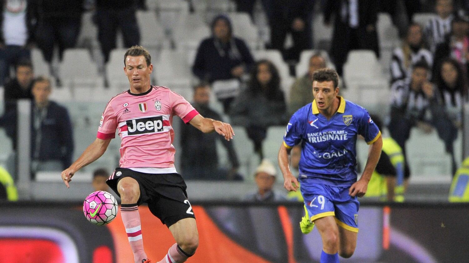 Juve, operato Lichtsteiner: un mese di stop
