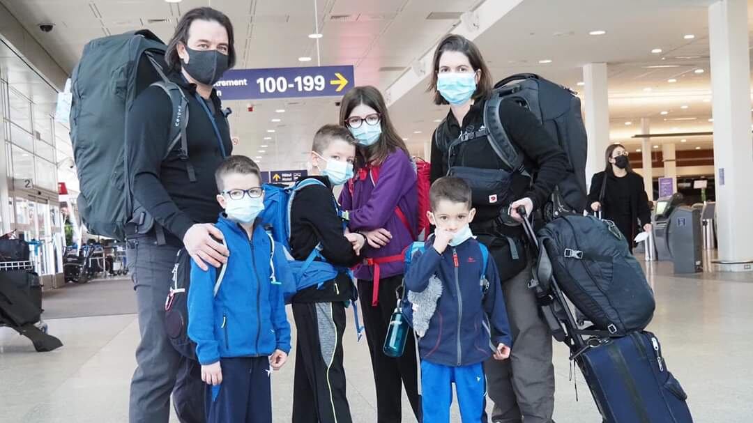 I figli diventeranno ciechi: i genitori fanno fare loro il giro del mondo