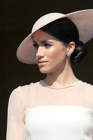 Meghan Markle solare alle celebrazioni per Carlo 5