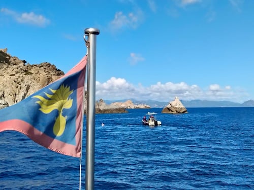 Paura in Sardegna, barchino di migranti travolge una ragazza sul sup: la 18enne è grave. Arrestato il presunto conducente