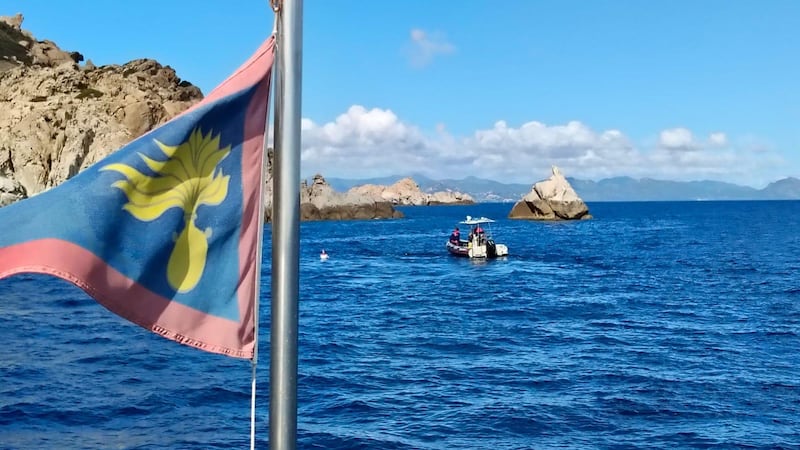 Paura in Sardegna, barchino di migranti travolge una ragazza sul sup: la 18enne è grave. Arrestato il presunto conducente