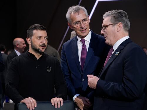 Zelensky spinge la Nato. "Via i limiti agli attacchi". L'ira di Mosca e Pechino
