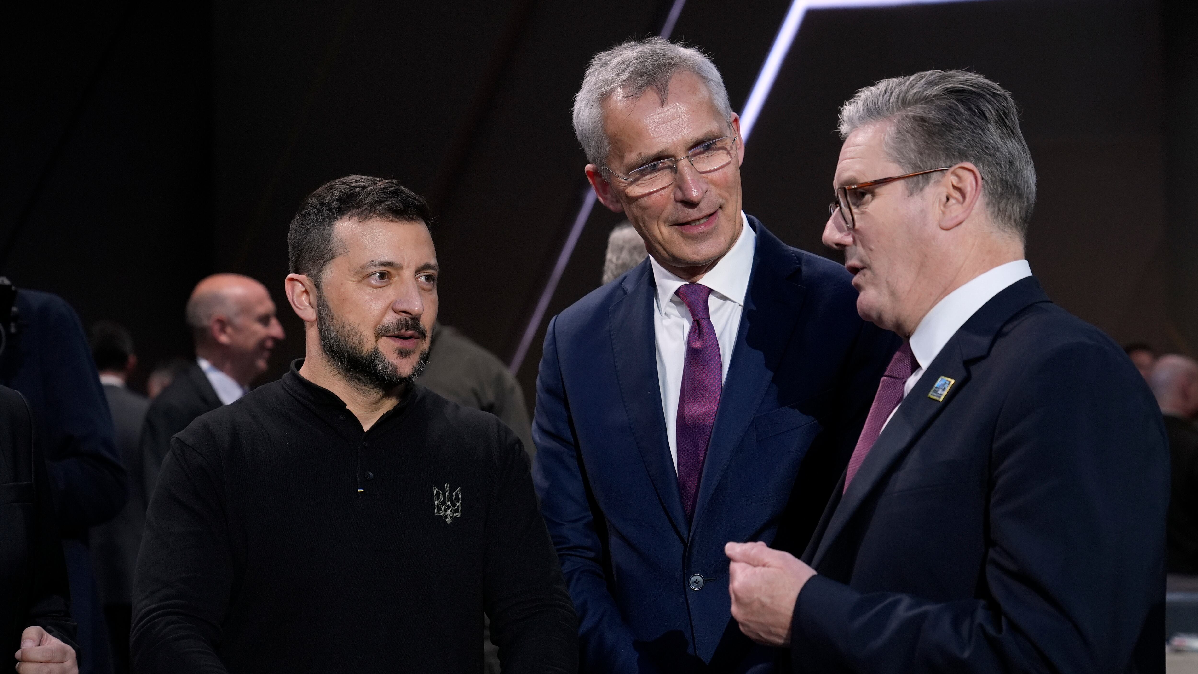 Zelensky spinge la Nato. "Via i limiti agli attacchi". L'ira di Mosca e Pechino