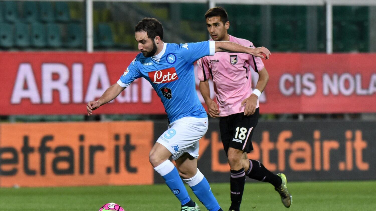 Napoli resta in scia con l'aiutino