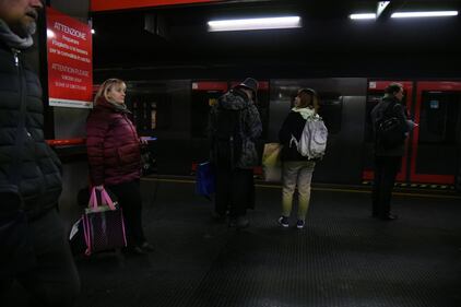 Milano, brusca frenata sulla linea rossa della metro a San Babila: venti persone coinvolte 4