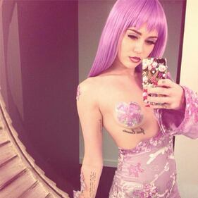 Miley Cyrus: prima sbronza poi tatoo della nonna 1