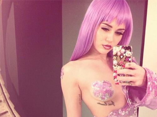 Miley Cyrus: prima sbronza poi tatoo della nonna