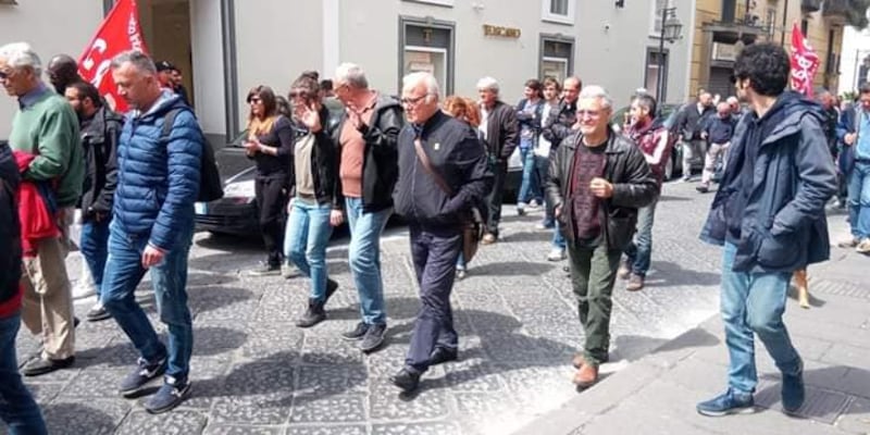 Il sindaco non gli concede la sala per l'assemblea, protestano gli operai a Pomigliano 5