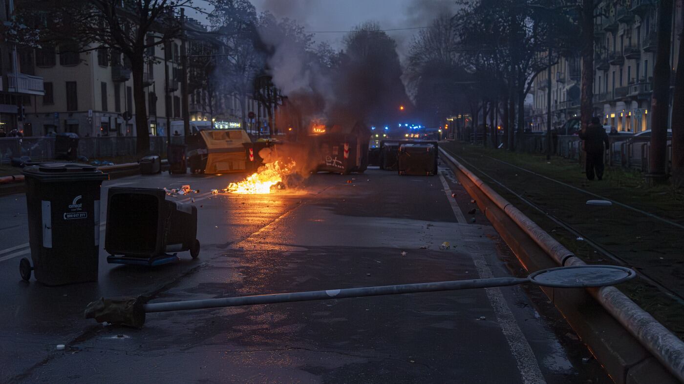 Torino ostaggio di Askatasuna. Guerriglia, roghi e 9 agenti feriti