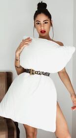 Quarantine Pillow Challenge: le influencer nude vestite solo di un cuscino 2