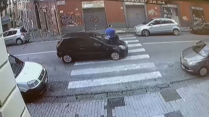 Travolto mentre attraversa e spunta il video terribile
