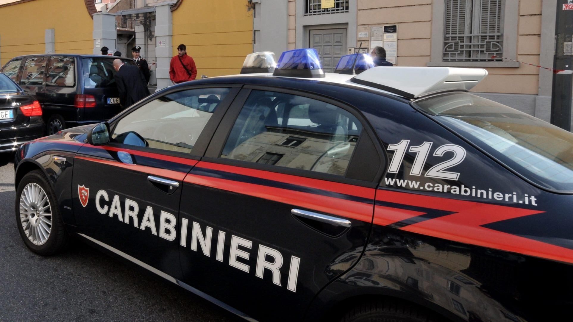 Sta partorendo, chiede aiuto ai carabinieri Scortata a sirene spiegate al Buzzi, dopo tre ore nasce Martina