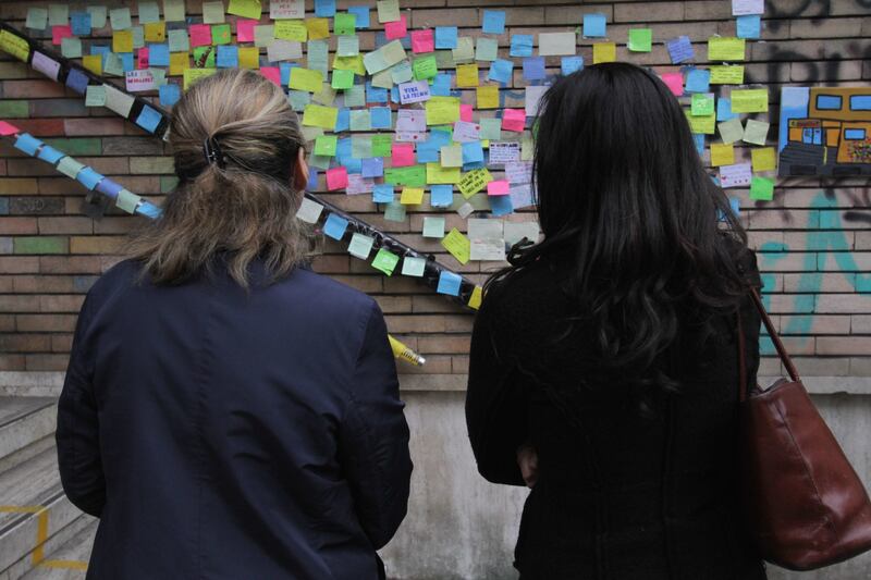 Insulti alla preside: sul muro compare un murale di post-it degli alunni 9