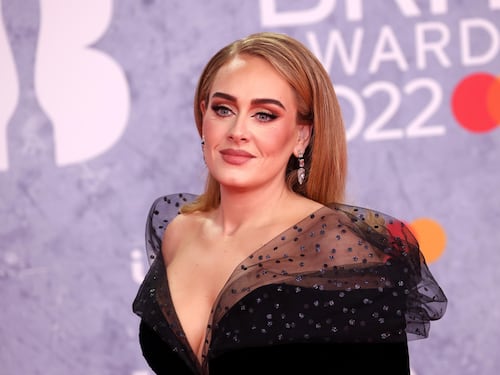 Adele come JK Rowling: la cantante accusata di "transfobia"