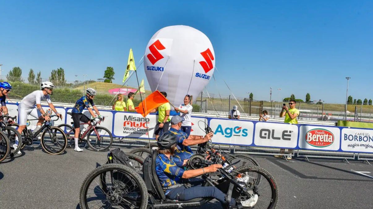 Suzuki Bike Day, l’onda blu della Romagna: in 1.600 sui pedali tra sport e solidarietà