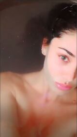 Belen hot: tutta nuda nella vasca da bagno 3