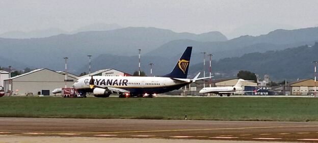 Esplodono pneumatici in atterraggio: volo Ryanair fermo in pista a Orio al Serio 4
