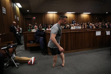 Pistorius sfila in aula senza protesi 5