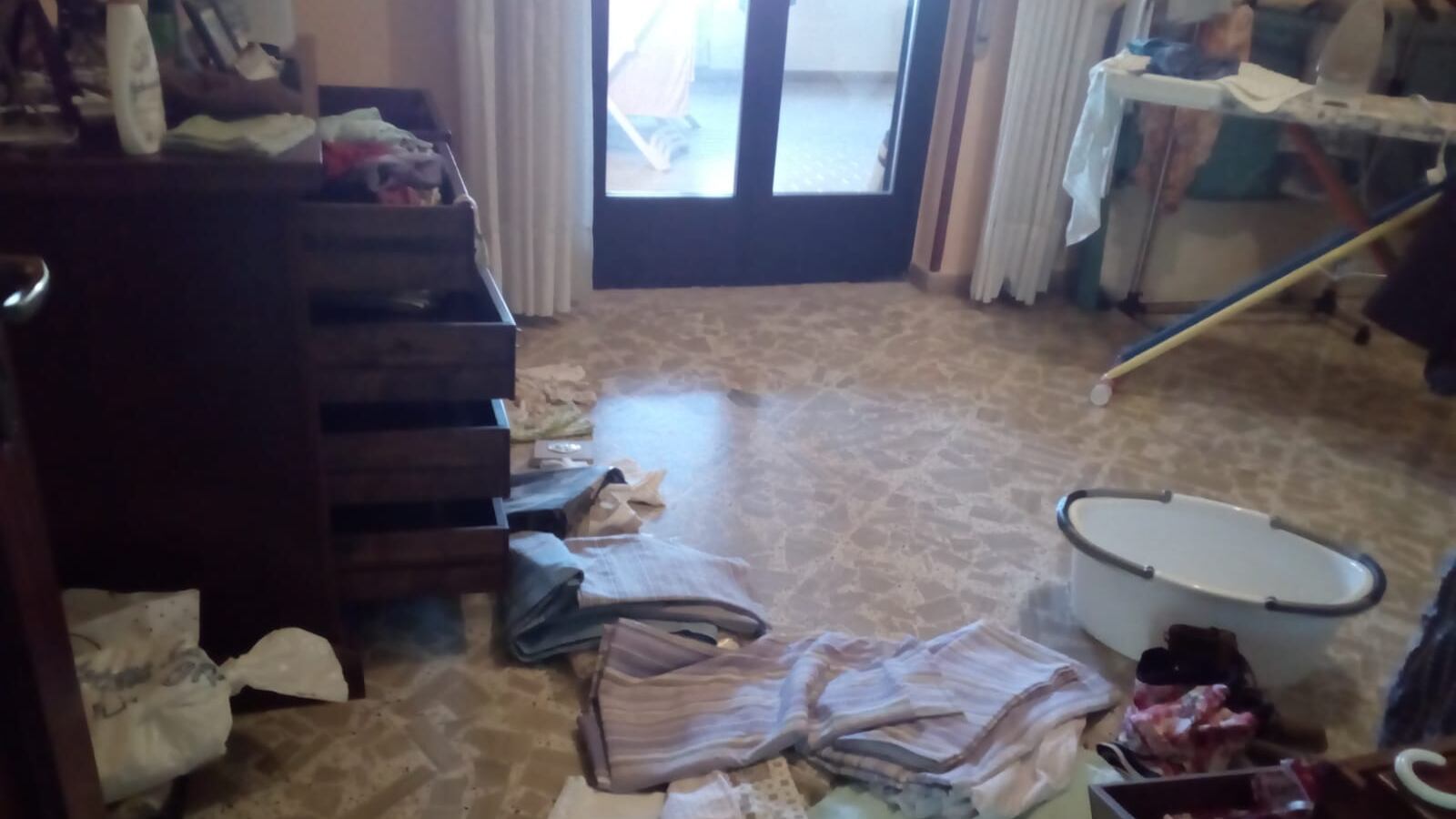 I ladri irrompono in casa alla vigilia di Natale