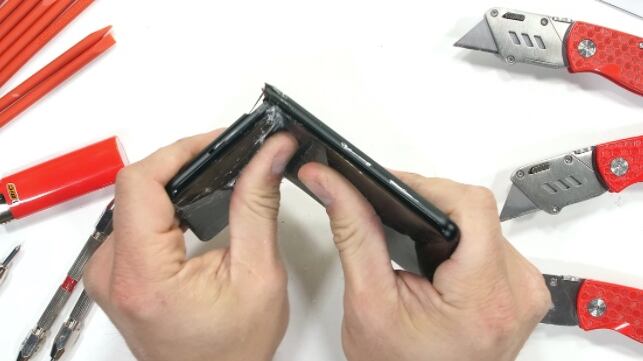 OnePlus 10 Pro, lo smartphone che si piega (e non dovrebbe)