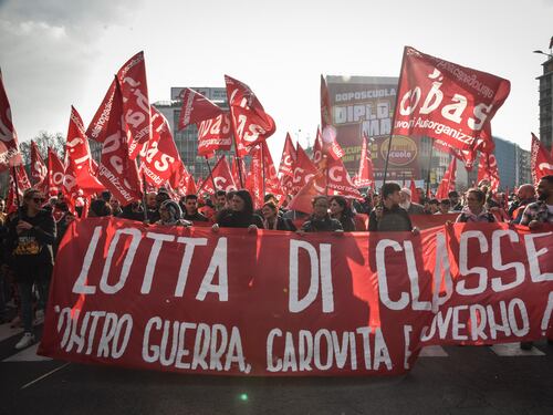 Il corteo pro-Alfredo fa flop. Soltanto pochi striscioni annegati in una marea di bandiere rosse dei Cobas