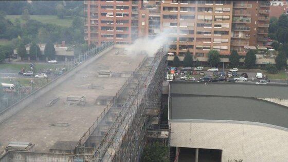 Milano, fiamme al rifugio dei clochard: 10 persone indagate
