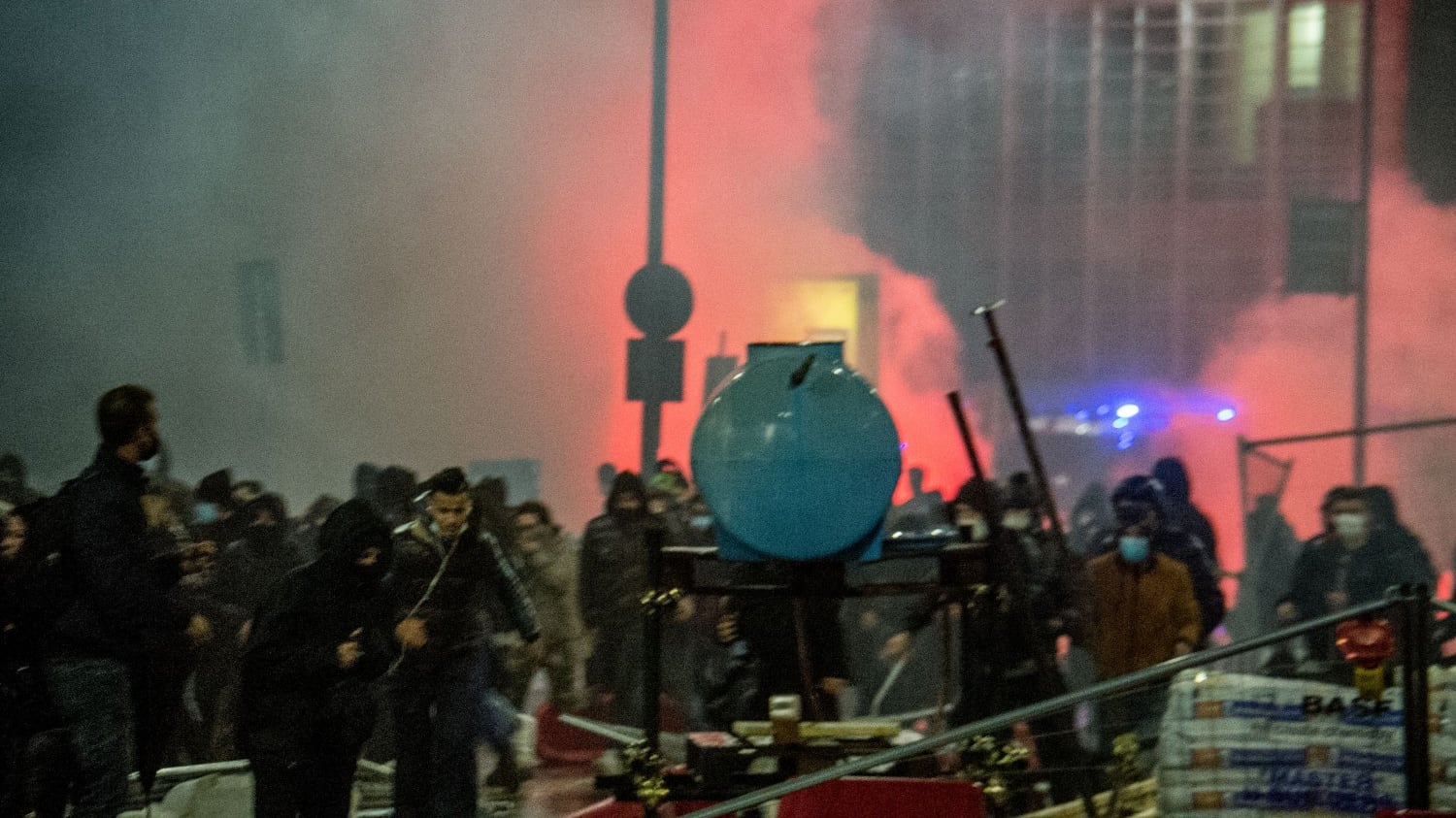Insulti sui poliziotti per strada: "Io mi faccio il c..., voi fate schifo"
