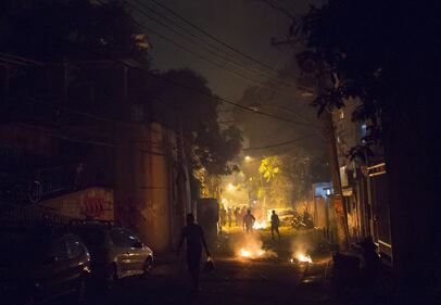Rio, la polizia uccide un balleri: la favela brucia 14