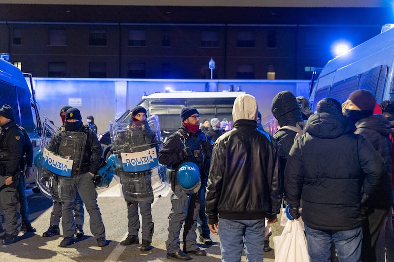 Disordini in via Cagni a Milano: cariche della polizia per disperdere i violent 7
