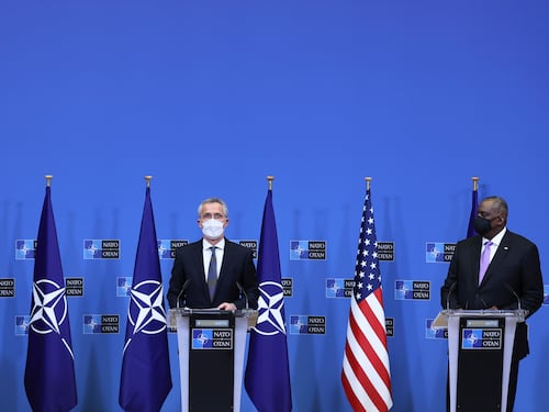 Blinken vede Stoltenberg: "Mosca fermi l'escalation"