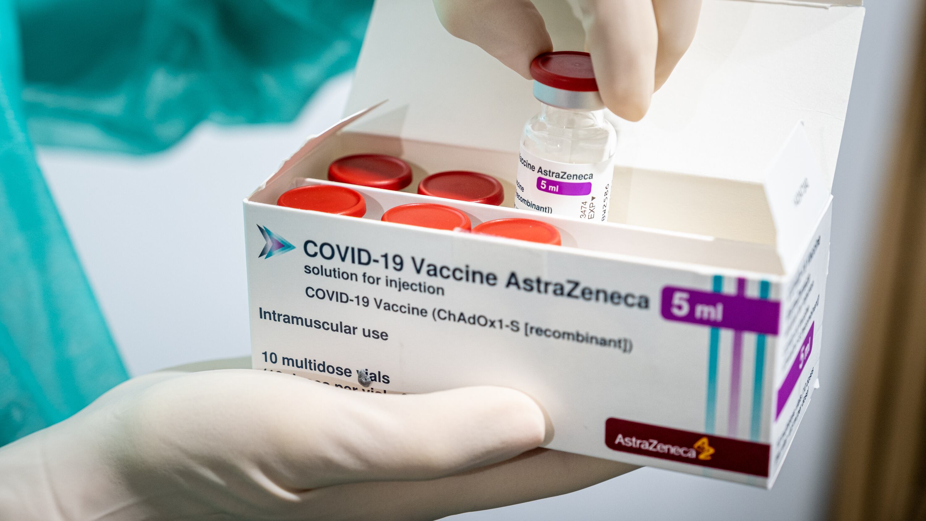 "Paghiamo troppo". Scandalo stipendi su Astrazeneca